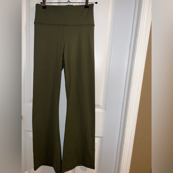 American Eagle - The Everything Flare - Olive Leggings - Size Medium - Picture 4 of 5